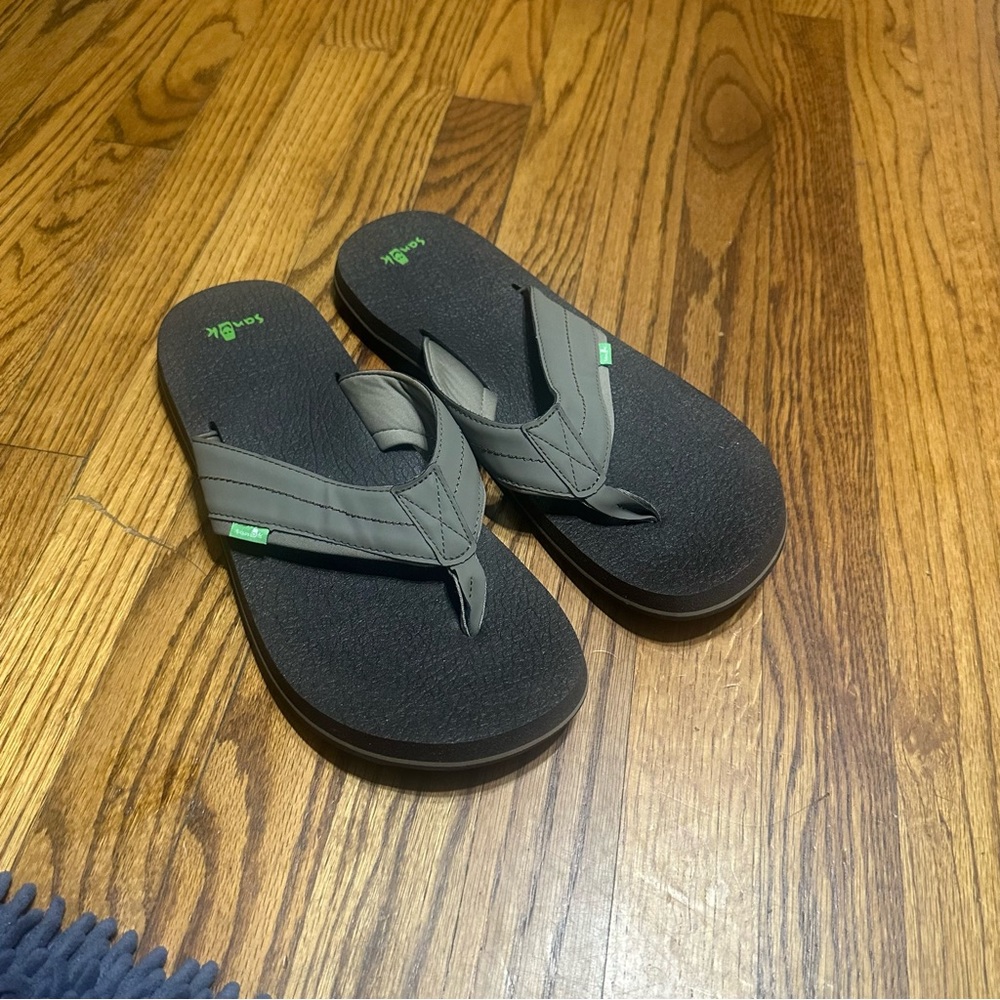 Sanuk sandals size 14